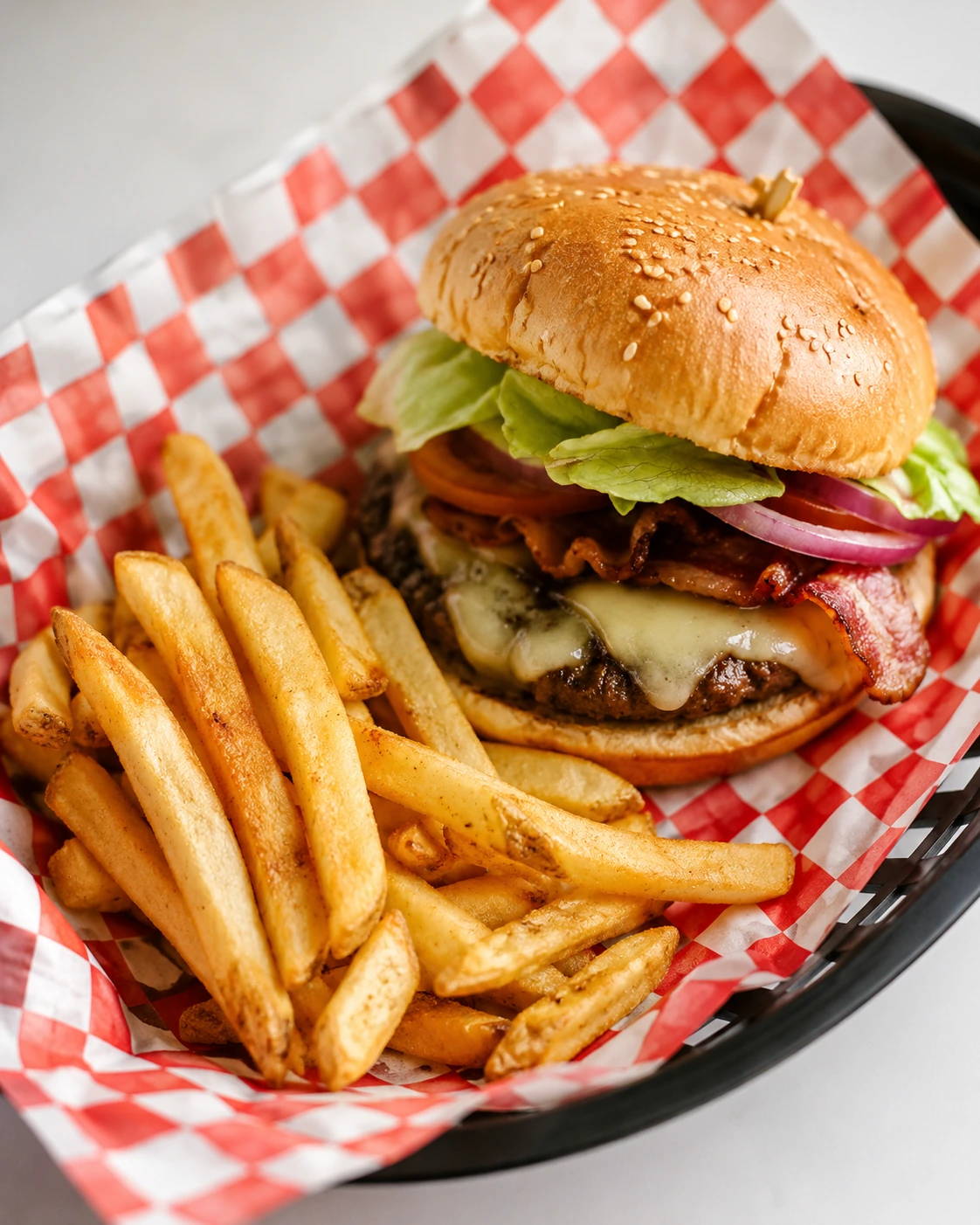 Hamburguesa preparada por Juani's Restaurante acompañada de papas fritas