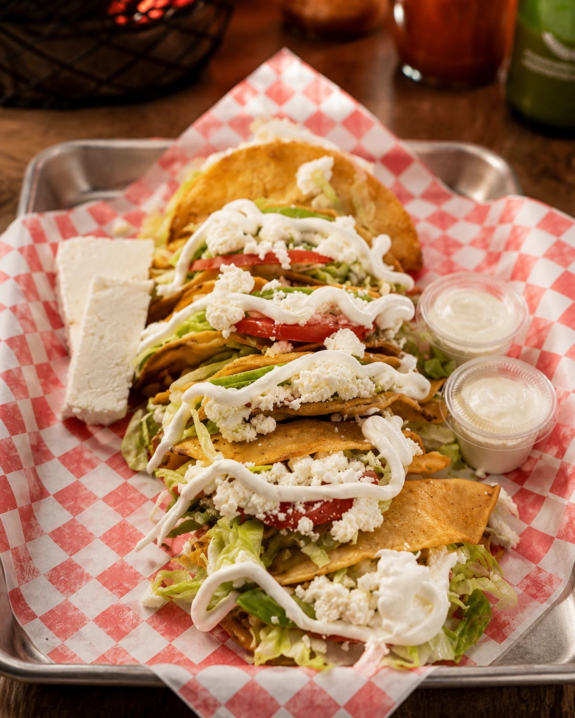 Tacos crujientes con crema preparados por Juani's Restaurante